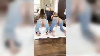 Blondie.Lilllie, Dildo Masturbation In Ripped Jeans Until She Soaks The Denim