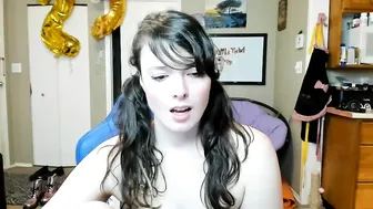 Tigger Rosey, Fucking A Vibrator On Gaming Chair Until She Cums In The Seat