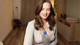 Sexi_Lexi1, Vibrating Her Pussy On Livestream Until She Squirts On Stream