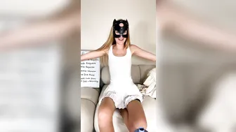 Blondie.Lilllie, Masked Camgirl Getting Naked On Livestream Until She’s Bare On Stream