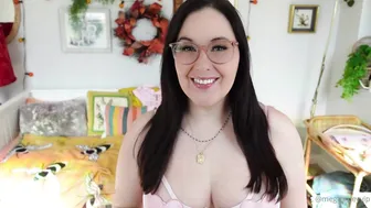 Meg Turney Explodes: Escandaloso Thicc Glasses Babe Lingerie Try-On-Haul — HD Exclusive