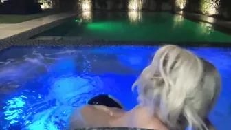 Stefanie Knight Goes Insane: Picante Sexy Blonde Nude Pool Striptease Livestream — Puro Placer