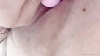 Momokun, Pink Vibrator Masturbation in Bed